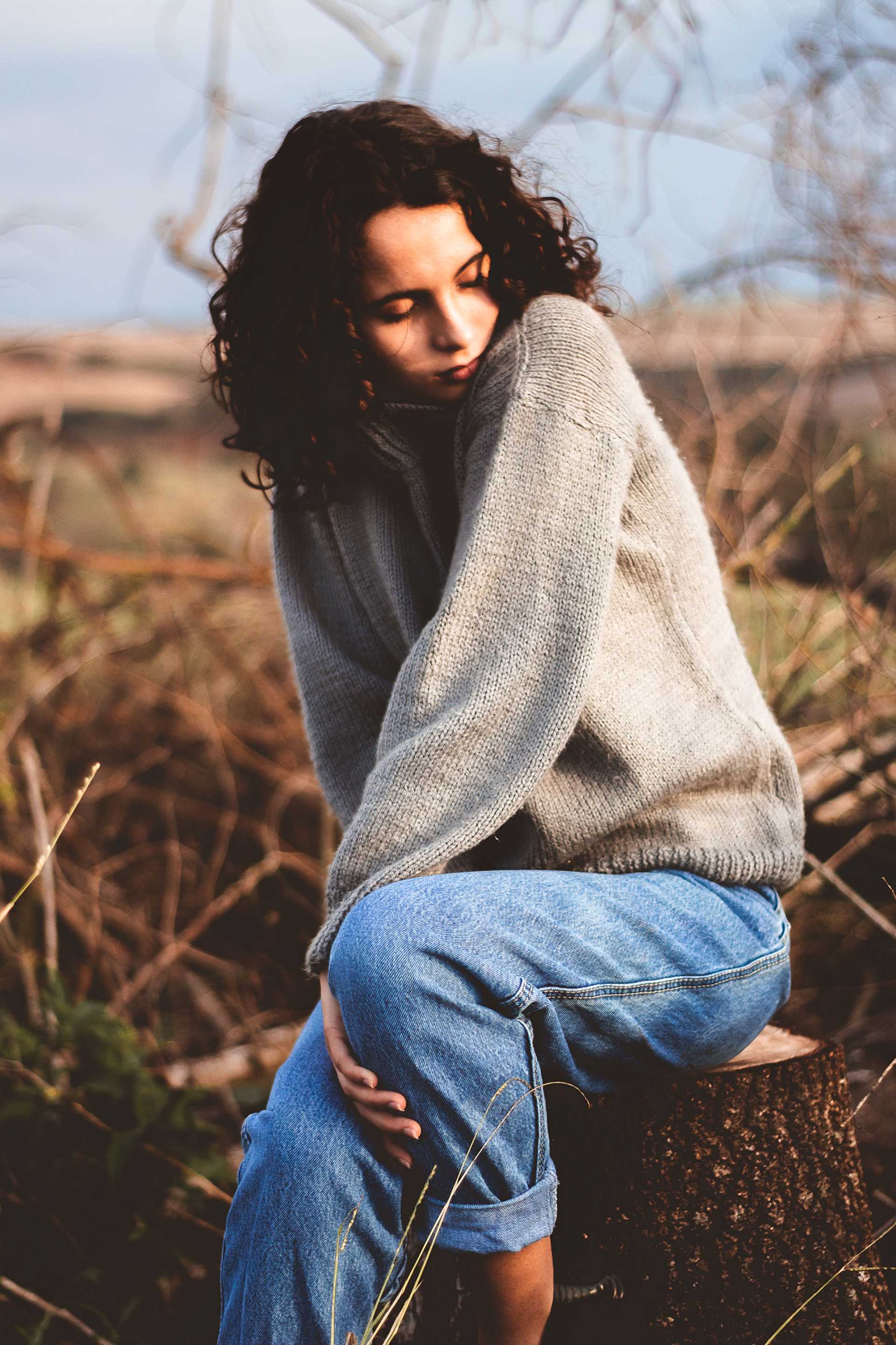 chopped-wood-curly-hair-eyes-closed-1912517